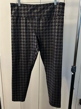 Women’s Black Houndstooth Performance Leggings